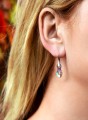 Opalizujące fioletowo zielone wiszące kolczyki nieskończoność, kryształ Swarovski®, srebro 925 na modelce