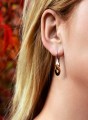 Metaliczne złote wiszące kolczyki nieskończoność, kryształ Swarovski®, srebro 925 na modelce