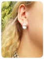 Białe kolczyki sztyfty owale, kryształ Swarovski® owal, srebro 925 na modelce