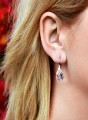 Białe patynowane wiszące kolczyki krople, kryształ Swarovski® kropla, srebro 925 na modelce