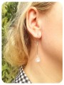 Białe wiszące kolczyki, kryształy na łańcuszku, srebro 925, kryształy Swarovski® na modelce