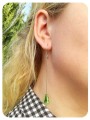 Zielone długie, wiszące kolczyki z kryształami na łańcuszku, srebro 925, kryształy Swarovski® na modelce