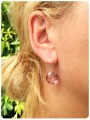 Jasne fioletowe wiszące kolczyki z okrągłymi kamieniami, srebro 925, kryształy Swarovski® na modelce