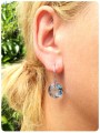 Błękitne wiszące kolczyki z okrągłymi kamieniami, srebro 925, kryształy Swarovski® na modelce