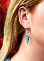 Niebieskie wiszące kolczyki trójkąty, srebro 925, kryształy Swarovski® na modelce