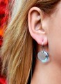 Błękitne kolczyki medaliony, srebro 925, kryształy Swarovski® Twist na modelce