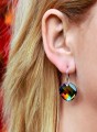 Opalizujące zielone kolczyki medaliony, srebro 925, kryształy Swarovski® Twist na modelce