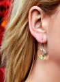 Jasne opalizujące zielone kolczyki medaliony, srebro 925, kryształy Swarovski® Twist na modelce