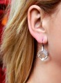 Szare kolczyki medaliony, srebro 925, kryształy Swarovski® Twist na modelce