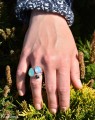Zielony, niebieski i metaliczny pierścionek, srebro 925, kryształy Swarovski® na modelce