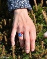 Granatowy, koralowy i biały pierścionek, srebro 925, kryształy Swarovski® na modelce