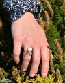 Beżowy pierścionek, srebro 925, kryształy Swarovski® na modelce
