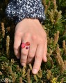 Czerwony pierścionek, srebro 925, kryształy Swarovski® na modelce