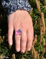 Różowy, fioletowy pierścionek, srebro 925, kryształy Swarovski® na modelce