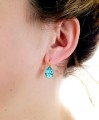 Turkusowe kolczyki angielskie krople, kryształ Swarovski® kropla, pozłacane srebro 925 na modelce