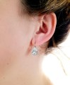 Białe kolczyki angielskie krople, kryształ Swarovski® kropla, srebro 925 na modelce