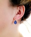 Granatowe kolczyki angielskie krople, kryształ Swarovski® kropla, srebro 925 na modelce