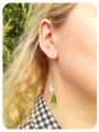 Białe i zielone długie, wiszące kolczyki z dwoma kryształami na łańcuszku, srebro 925, kryształy Swarovski® na modelce