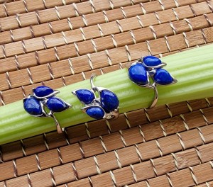 Srebrny  pierścionek z naturalnym  lapisem lazuli,925  grono