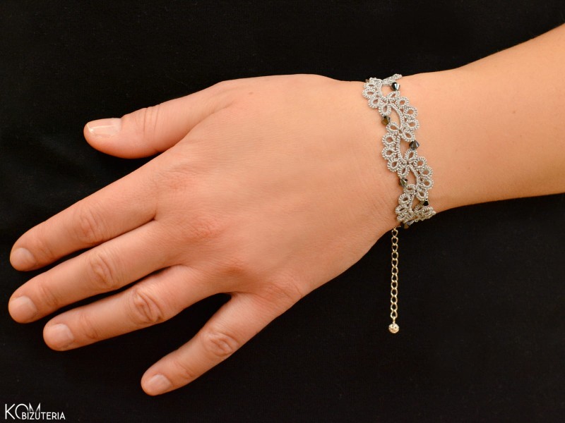 srebrna bransoletka frywolitka listki z czarnymi krysztalami swarovski reka.JPG