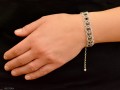 cienka srebrna bransoletka frywolitka z czarnymi krysztalami swarovski reka.JPG
