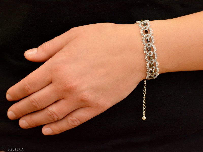 cienka srebrna bransoletka frywolitka z czarnymi krysztalami swarovski reka.JPG