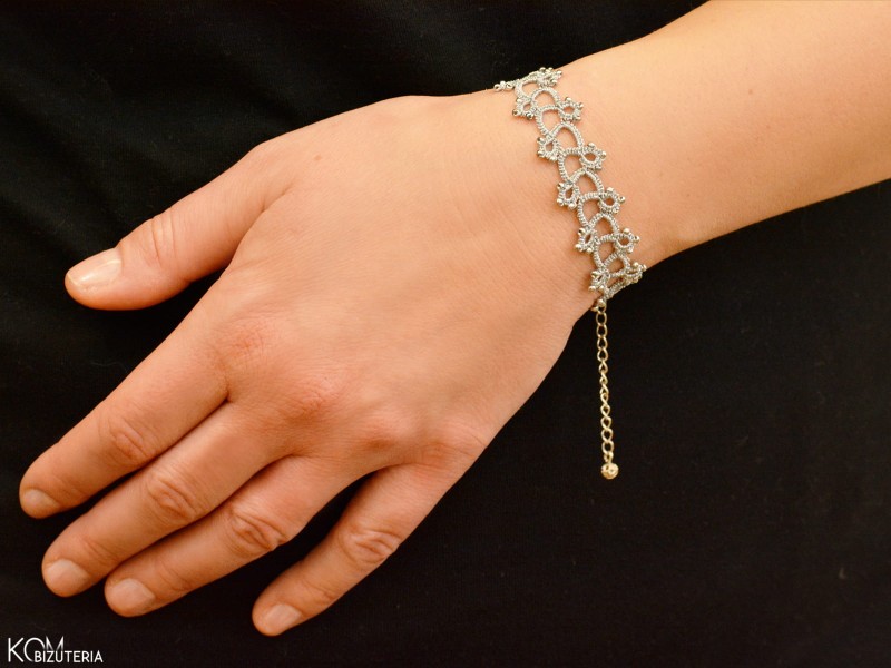 srebrna bransoletka frywolitka ze srebrnymi koralikami reka.JPG