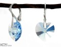 Srebrne kolczyki z błękitnymi wiszącymi sercami Swarovski® na jasnym tle